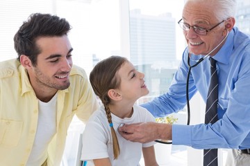 Obraz premium Doctor examining the patient