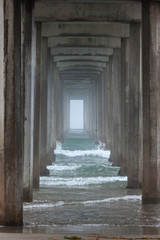 Obraz premium Foggy view Under Pier
