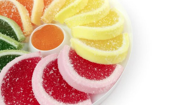 Gelatine di frutta zuccherate rotanti su sfondo bianco