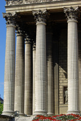 Colonnes du portique de l'église de la Madeleine à Paris, France