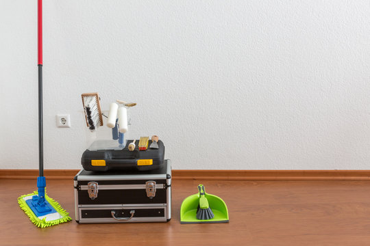 Werkzeug eines Malers im frisch gestrichenen Raum