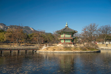 Fototapeta na wymiar Beautiful Palace Hyangwonjeong at the Gyeongbokgung Palace in Seoul, South Korea.