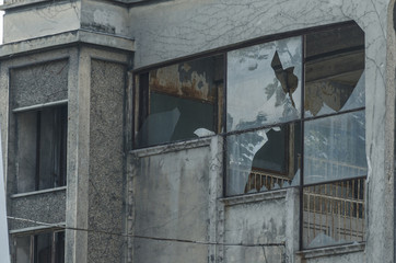 zerstoertes fenster bei gebaeude