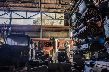 viele fahrzeuge in verlassener halle