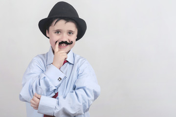 niño divertido con bigote falso y corbata
