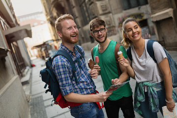 Obraz premium Tourist friends discovering city on foot