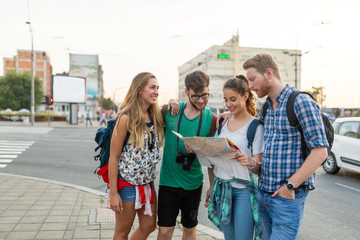 Happy tourists traveling and sightseeing © NDABCREATIVITY