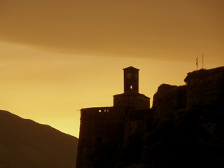 Obraz premium Before sunrise! Silhouette of Gjirokaster Castle against the Early Morning Sky, Gjirokaster, Albania 