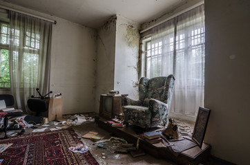 altes verlassenes wohnzimmer