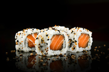 Salmon sushi uramaki