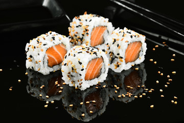 Salmon sushi uramaki