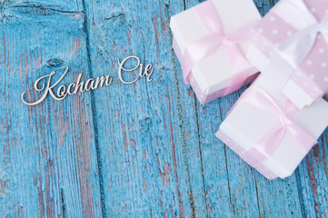 napis kocham cię i pudełka prezentowe © npls