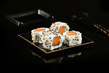 Salmon sushi uramaki