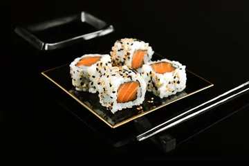 Rolgordijnen Salmon sushi uramaki © marcelokrelling