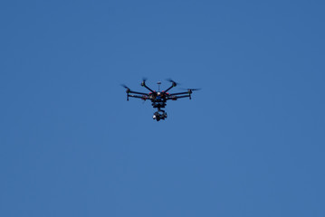 Fototapeta na wymiar Drohne am blauen Himmel