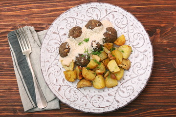 Beef meatballs with potatoes and creamy gravy