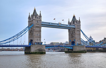 Fototapeta na wymiar LONDON CITY - DECEMBER 24, 2016: Tower Bridge crossing the River Thames on a cloudy winter day