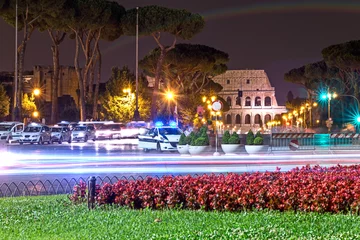 Tableaux ronds sur aluminium brossé Monument artistique view of the coliseum in the night with police car 