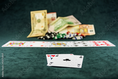 How many cards dealt in poker