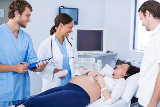Doctor interacting with pregnant woman 