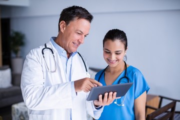 Doctors using digital tablet © WavebreakMediaMicro