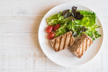 tuna steak with salad