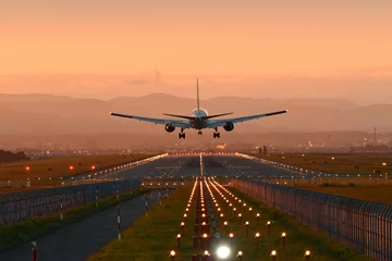 Poster Vliegtuig landing richting de ondergaande zon © Tomohiko Shimizu