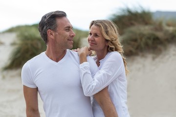 Obraz premium Mature couple standing together on the beach