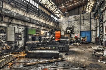Industrial machinery in abandoned factory - obrazy, fototapety, plakaty