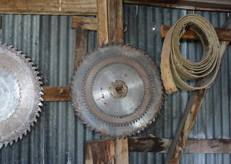 Metal discs for circular saws on the wall.