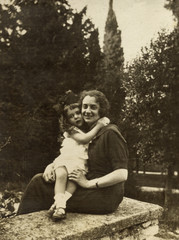 FOTO ANTICA CON MADRE E FIGLIA ABBRACCIATE