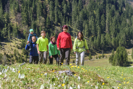 Wandergruppe mit Kids im Gebirge