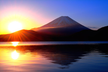 Naklejka premium Wschód słońca od góry Honjo i góry Fuji do góry nogami