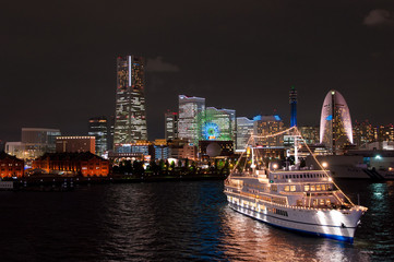 パンフォーカスの横浜みなとみらいの豪華船と夜景