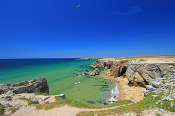 felsige Küste des Atlantik mit blauem Himmel, Bretagne, Frankreich