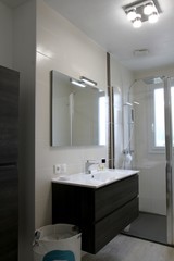 salle de bain moderne, douche à l'italienne