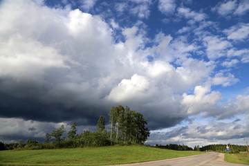 Fototapeta na wymiar Wetterumschwung Cumulus Wolken Himmel Lettland