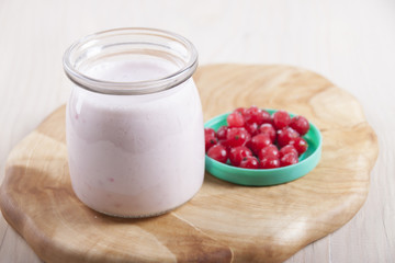 Smoothies with frozen red currants