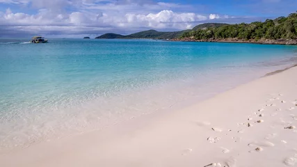 Foto auf Acrylglas Whitehaven Beach, Whitsundays-Insel, Australien Blick auf den Strand von Whitehaven auf Whitsunday Island in Queensland, Australien, mit einem Touristenboot, das im Hintergrund vorbeifährt. Es ist bekannt für seinen wunderschönen weißen Sand und das klare türkisfarbene Wasser.