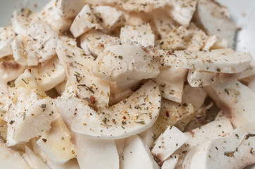 champignons de paris frais coupés en morceaux 