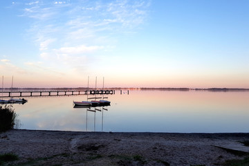 Sonnenuntergang mit Steg und Boot