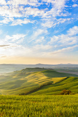 Obraz premium Wschód słońca w tocznym wiejskim krajobrazie