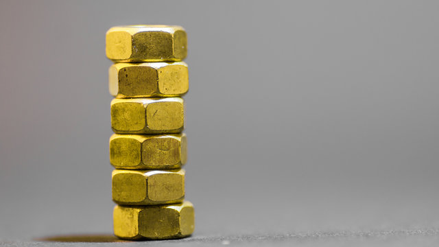 Messingmuttern gestapelt