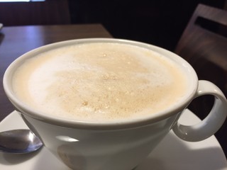 Obraz premium Tasse Kaffee mit Milchschaum Cappuccino auf schwarzem Tisch Hintergrund