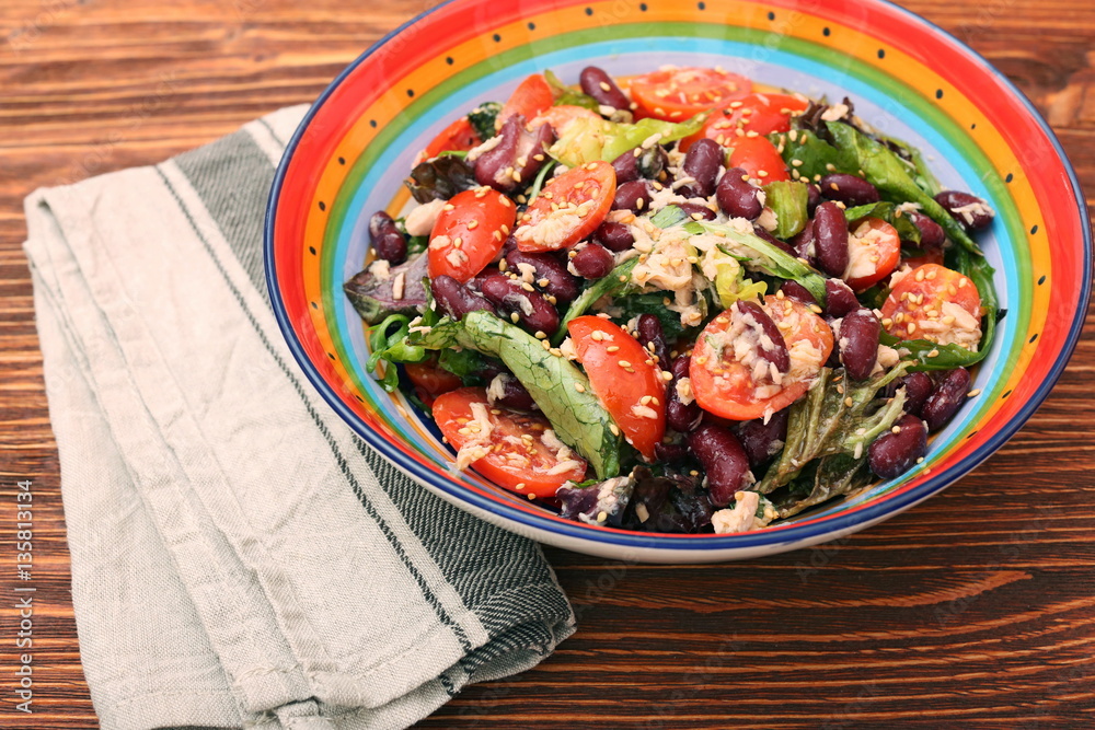 Wall mural Tuna salad with beans and cherry tomatoes. Low calories heathy eating concept.