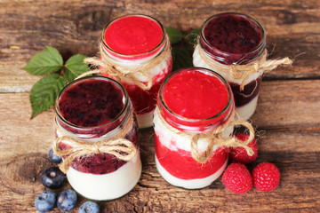 Himbeershake und Himbeershake auf Holztisch
