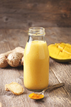 Smoothies with mango, ginger
