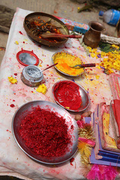 Utensilien und Farben zum Malen eines Bindu, Hindusmus