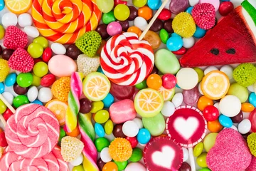 Foto op Plexiglas Snoepjes Kleurrijke lolly& 39 s en verschillende gekleurde ronde snoepjes.
