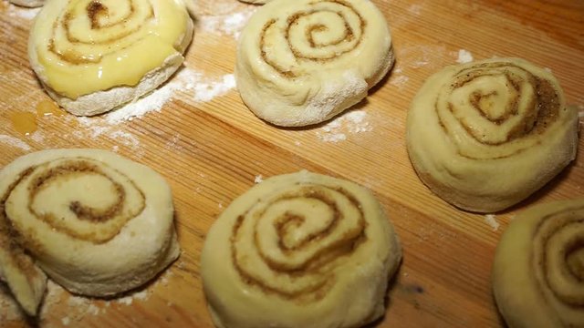 Cooking cinnamon rolls. Each bun should be oiled so that it was covered with a crust during baking.